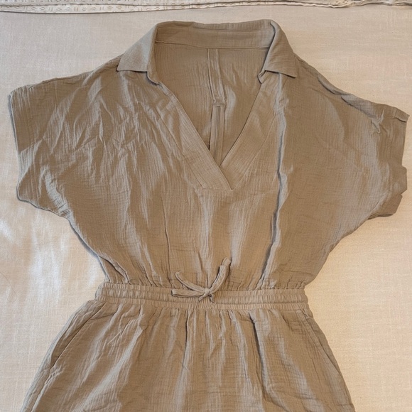 🌞👗 🆕 CUPSHE Neutral Drawstring Plunging V-Neck Romper – Size Medium - Picture 3 of 16